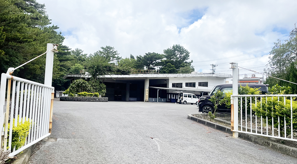 名護火葬場の門前