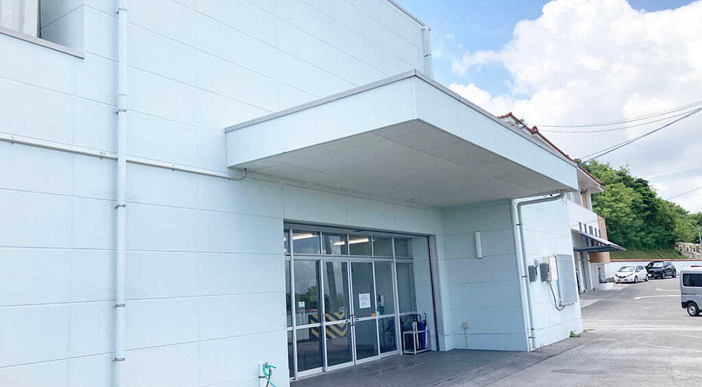 うるま斎苑の建物前