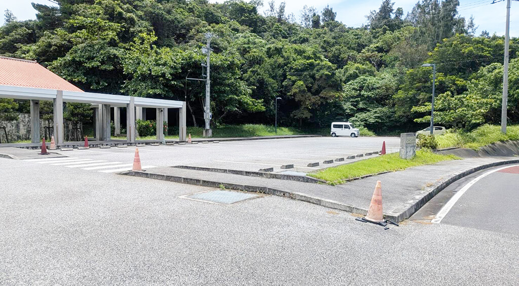 読谷火葬場の駐車場